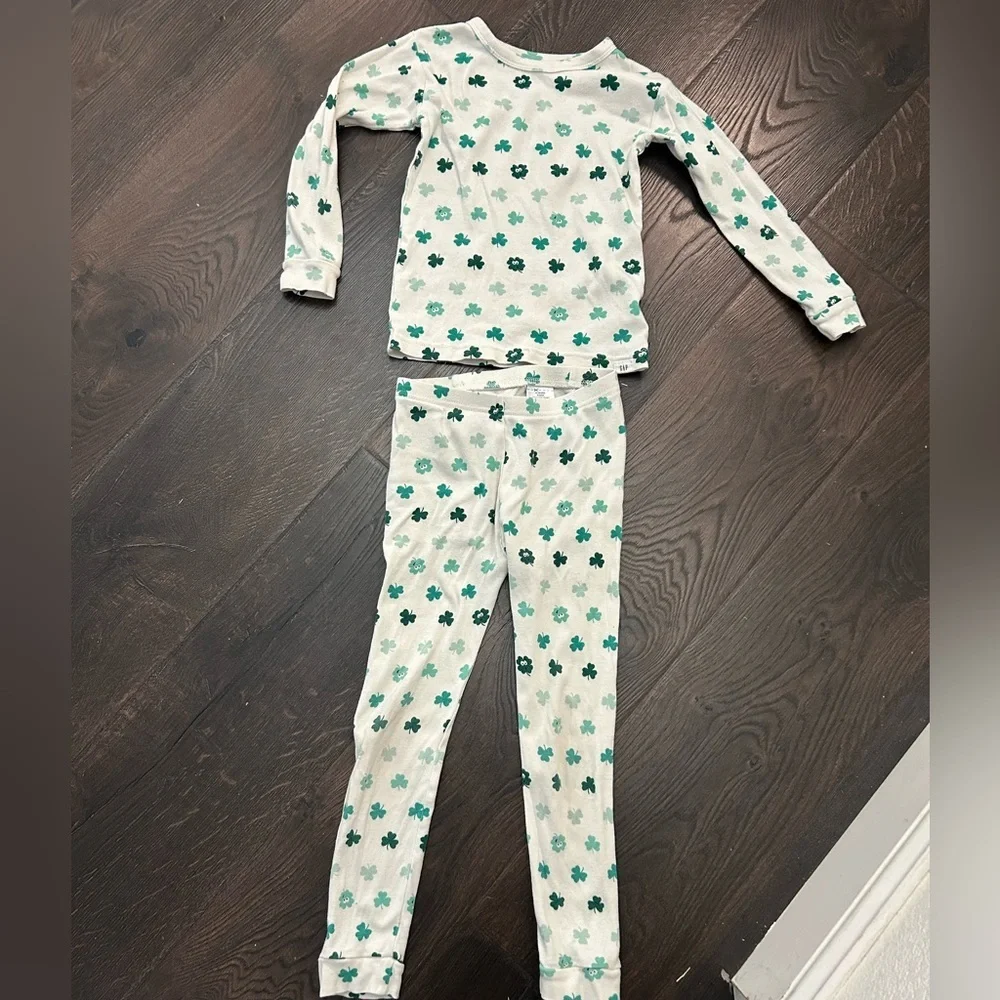 BabyGap Two-Piece Pajama Set in Green Clover Print